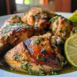 ['Frango assado dourado com alho e limão, apresentado de lado.', 'Close de frango assado com temperos de alho e fatias de limão.', 'Frango inteiro assado, mostrando suculência e ervas frescas.', 'Prato de frango assado com alho e limão, focando na textura e cores.']