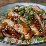 ['Prato de Frango Teriyaki suculento ao lado de arroz oriental.', 'Frango Teriyaki com arroz, mostrando a textura e cores vibrantes.', 'Close-up de Frango Teriyaki servido com arroz oriental.', 'Prato colorido de Frango Teriyaki e arroz, com ingredientes visíveis.']