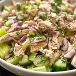 ['Salada de frango com uvas e temperos.', 'Close de salada de frango com ingredientes frescos.', 'Mix colorido de salada de frango saudável.', 'Prato de salada de frango com uvas e cebola.']