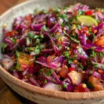 ['Salada colorida com repolho, cenoura e alface.', 'Mix de folhas e legumes frescos em uma saladeira.', 'Close de uma salada prática com cebola e ervas.', 'Salada vibrante com molho de azeite e limão.']