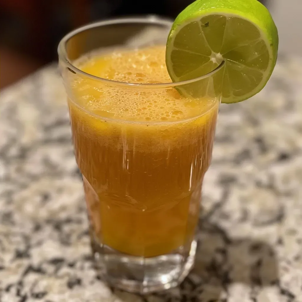 ['Suco detox verde em um copo, decorado com uma fatia de maçã.', 'Close de suco de couve com maçã, em um copo transparente.', 'Bebida detox verde vibrante em um copo com folhas de couve ao fundo.', 'Suco refrescante de couve e maçã servido em um copo de vidro.']