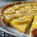 ['Tartes de limão saudáveis em close, com textura cremosa.', 'Vista lateral de tartes de limão, com cobertura brilhante.', 'Detalhe de tartes de limão saudáveis, com limão fresco ao fundo.', 'Tartes de limão saudáveis num prato, com cor vibrante.']