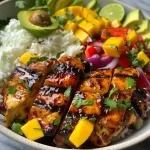 ['Tigela de frango com manga, salada colorida e arroz.', 'Close-up de um prato com frango grelhado, manga e vegetais.', 'Frango com manga em uma tigela, decorado com ervas frescas.', 'Porção de arroz com frango, manga e molho cremoso.']