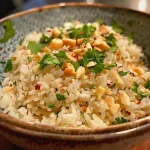 Prato de Arroz de Coco com Nozes em close-up.