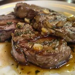 Bife acebolado dourado com cebolas caramelizadas.