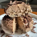 Bolo Gelado Prestígio Low Carb Sem Lactose em uma mesa.