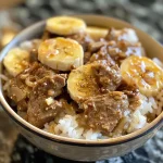 Bowl de carne moída com banana fatiada.