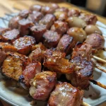 Cachorro quente empanado com salsicha Sadia em close.