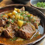 Costela suína coberta com molho de goiabada em close.