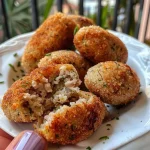 Croquete de carne caseiro bem dourado e recheado.