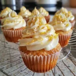 Close-up de cupcakes saudáveis de baunilha com cobertura cremosa.