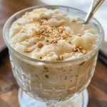 Manjar de coco proteico com calda de ameixa em close.