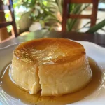 Pudim de doce de leite proteico em close, com textura cremosa.