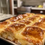 Pudim de Pão dourado e cremoso em uma travessa.