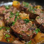 Prato de refogado de carne moída com legumes coloridos.
