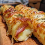 Rollitos de jamón e queijo empanados, crocantes e suculentos.