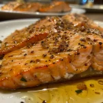 Salmão glaciado com mel e mostarda em close.