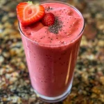 Smoothie cremoso de limão com morangos frescos.