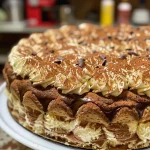 Fatia de Torta Holandesa com cobertura de chocolate branco.